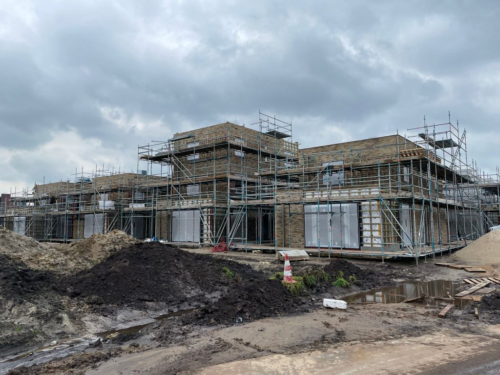 Rij woningen in aanbouw, volledig voorzien van steigers