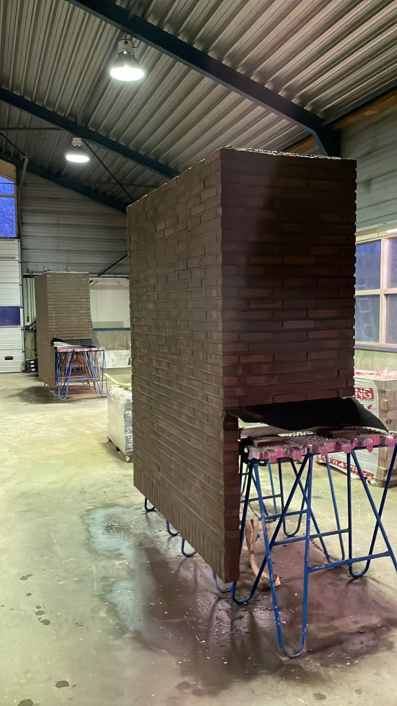Geprefabriceerde schoorsteen met steenstrips, opgebouwd in de werkplaats