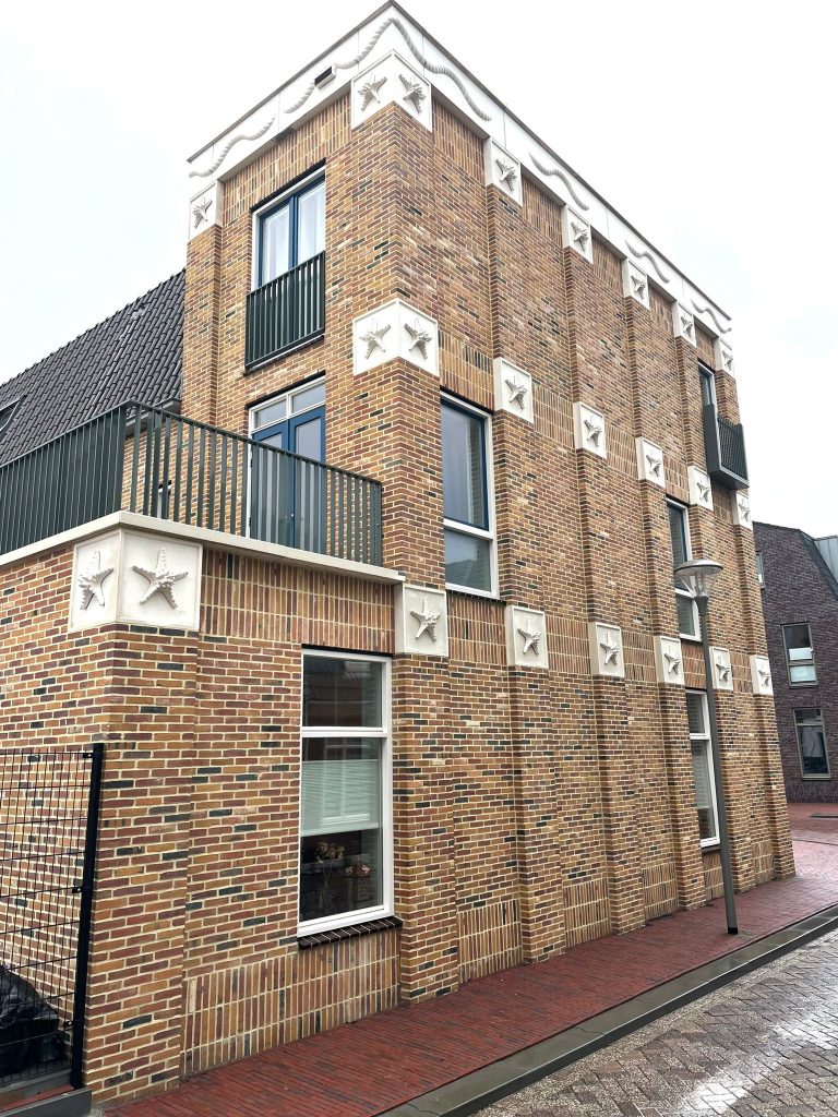 Kopgevel met balkon van het nieuwbouwblok