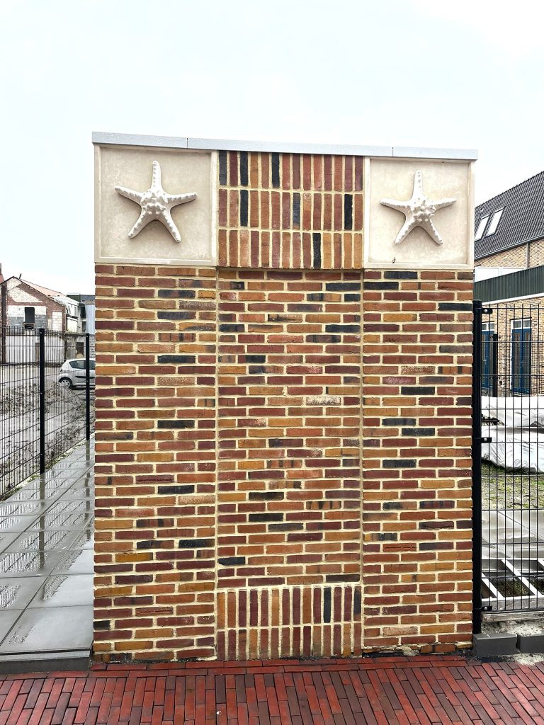 Smalle penant met decoratief metselwerk en twee stervormige muurankers