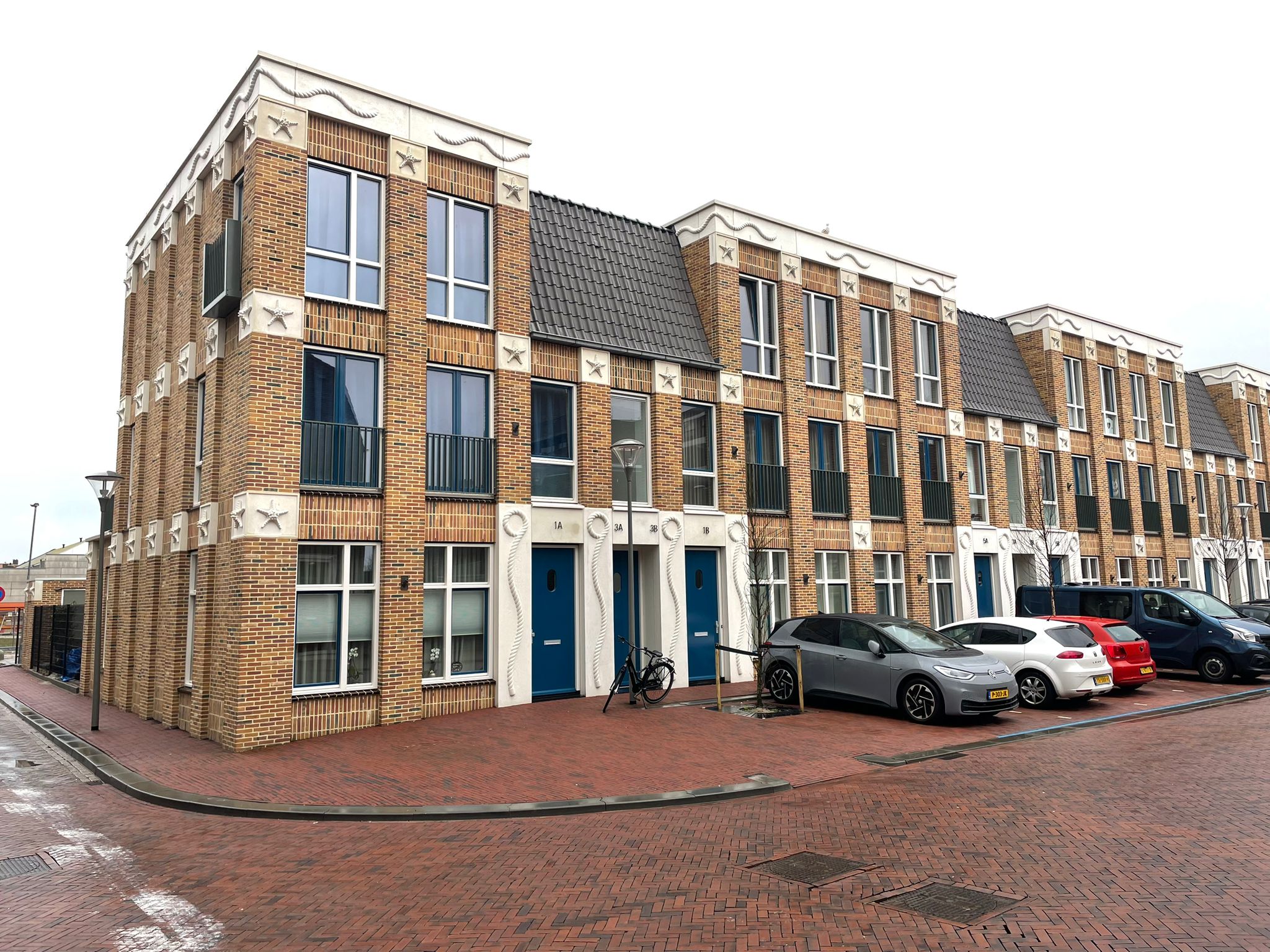 Straatbeeld van het voltooide woningblok aan de Spuistraat