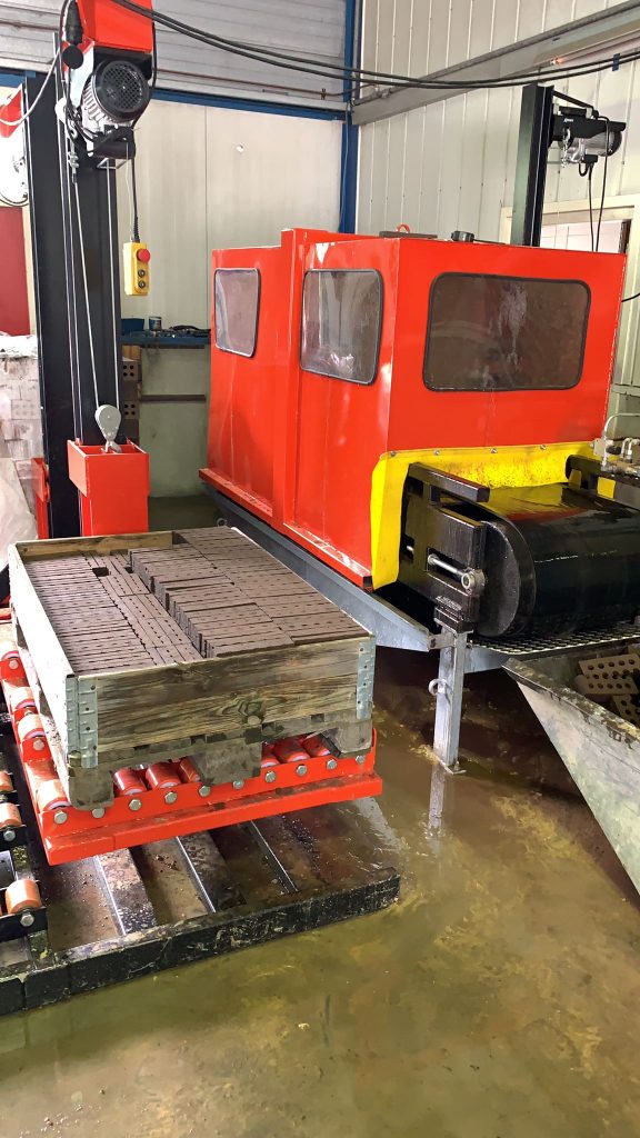 Zaagmachine die een ingeklemd pakket bakstenen doorzaagt